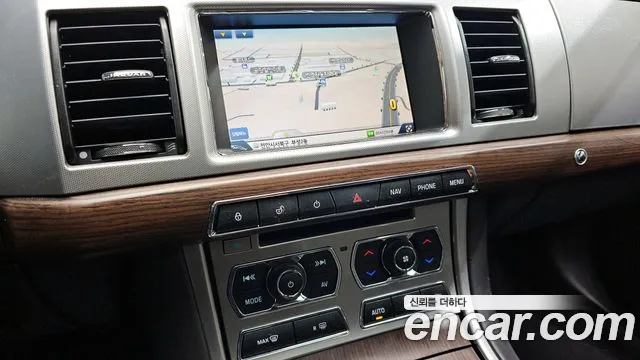 Jaguar XF 2015 — фото 15