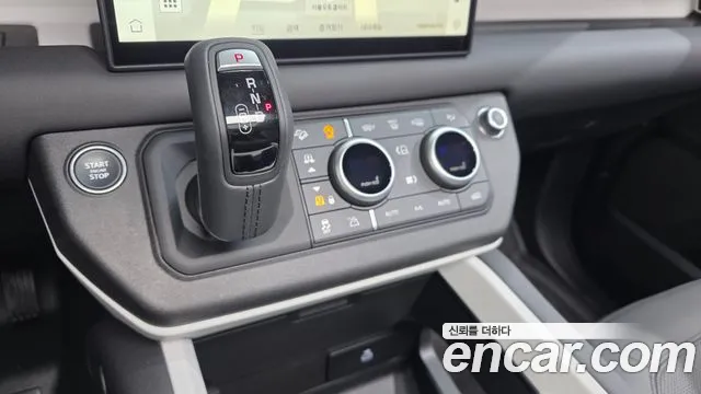 Land Rover Defender 2025 — фото 18