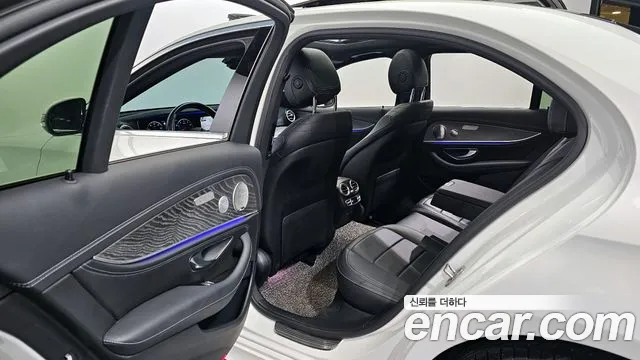 Mercedes-Benz E-Class 2021 — фото 11