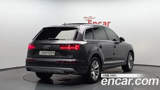 Audi Q7 2019 — фото 1