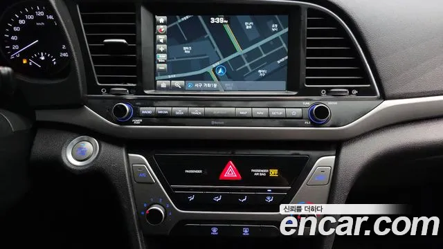 Hyundai AVANTE 2018 — фото 14