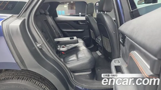 Jaguar F-PACE 2018 — фото 12