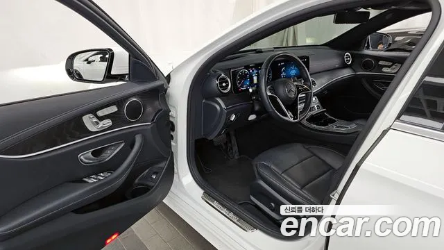 Mercedes-Benz E-Class 2023 — фото 10