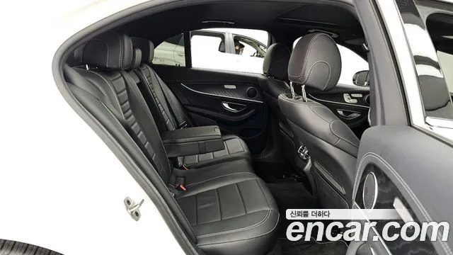 Mercedes-Benz E-Class 2023 — фото 12