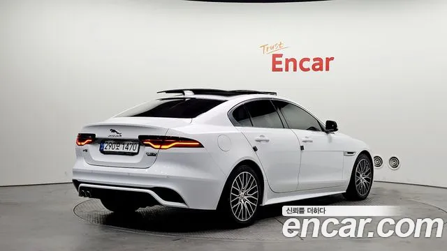 Jaguar XE 2020 — фото 2