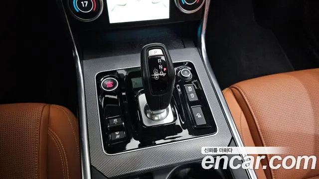 Jaguar XE 2020 — фото 9