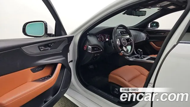 Jaguar XE 2020 — фото 10