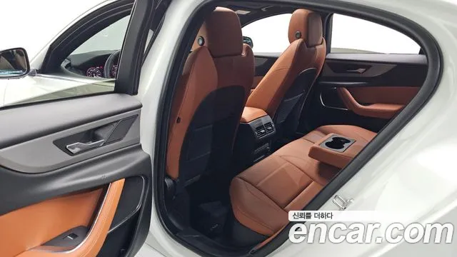 Jaguar XE 2020 — фото 11