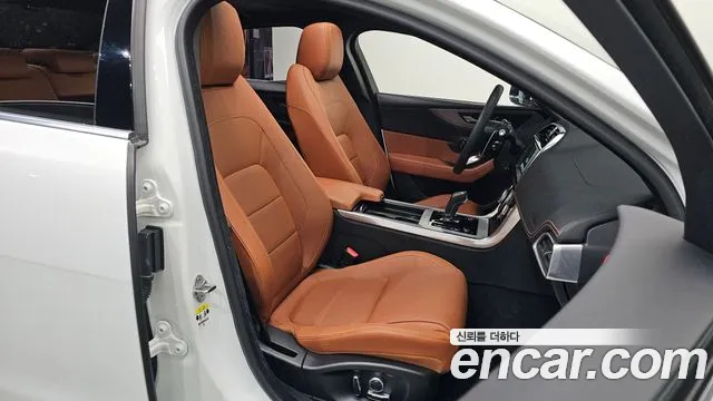 Jaguar XE 2020 — фото 12