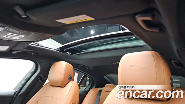 Jaguar XE 2020 — фото 20