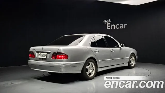 Mercedes-Benz E-Class 2001 — фото 2