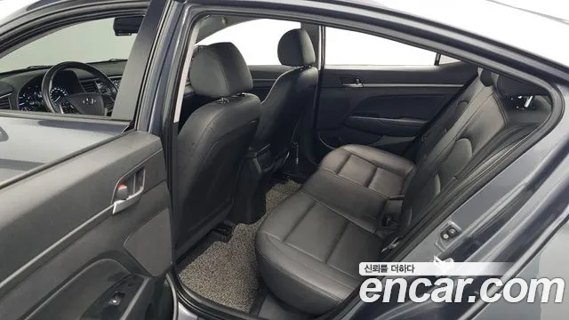 Hyundai AVANTE 2018 — фото 12
