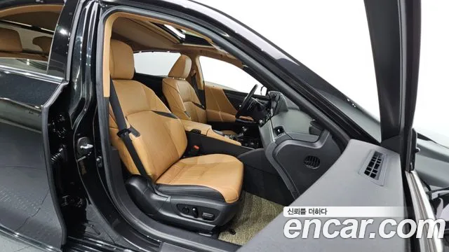 Lexus ES 2022 — фото 11