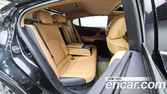 Lexus ES 2022 — фото 12