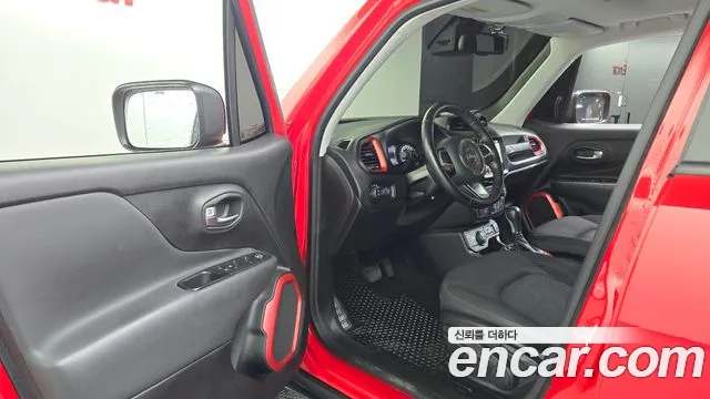 Jeep Renegade 2018 — фото 10