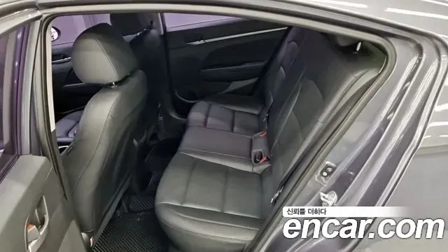 Hyundai AVANTE 2018 — фото 10