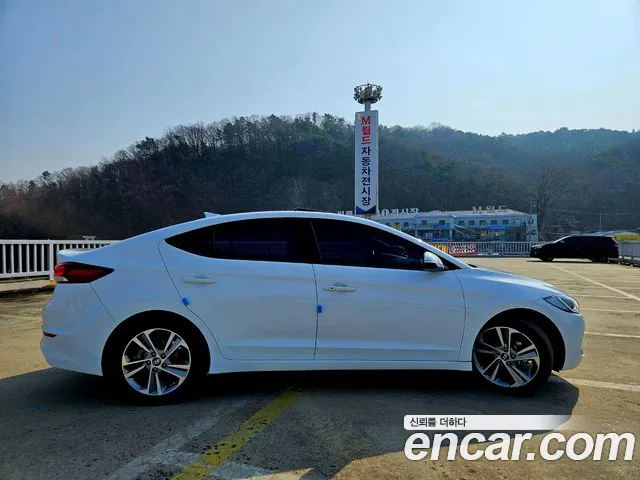 Hyundai AVANTE 2018 — фото 7