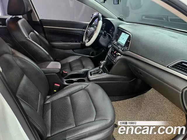 Hyundai AVANTE 2018 — фото 12