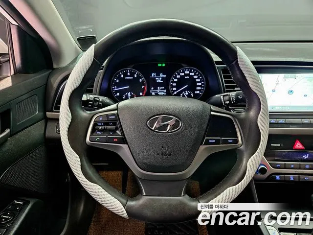 Hyundai AVANTE 2018 — фото 14
