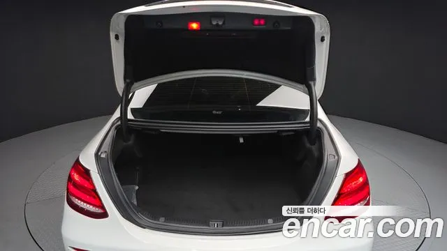 Mercedes-Benz E-Class 2019 — фото 20