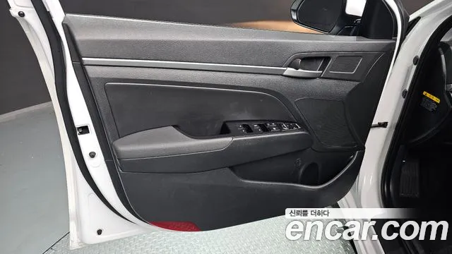 Hyundai AVANTE 2016 — фото 14