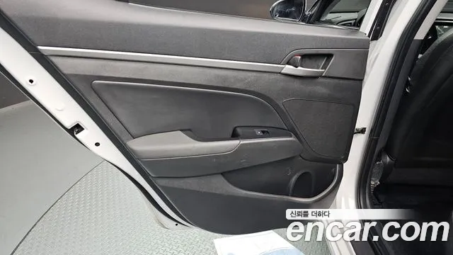 Hyundai AVANTE 2016 — фото 15