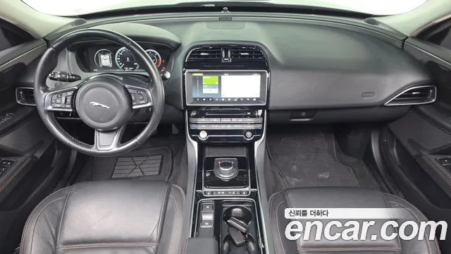 Jaguar XE 2018 — фото 10