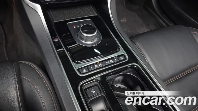 Jaguar XE 2018 — фото 12