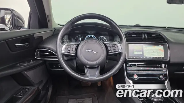 Jaguar XE 2018 — фото 18