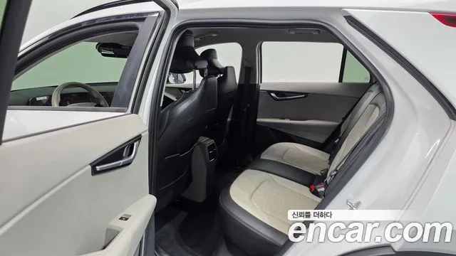 Kia Niro 2023 — фото 11