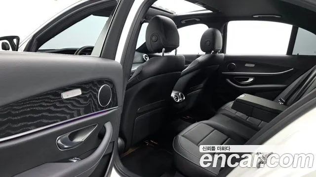 Mercedes-Benz E-Class 2023 — фото 11