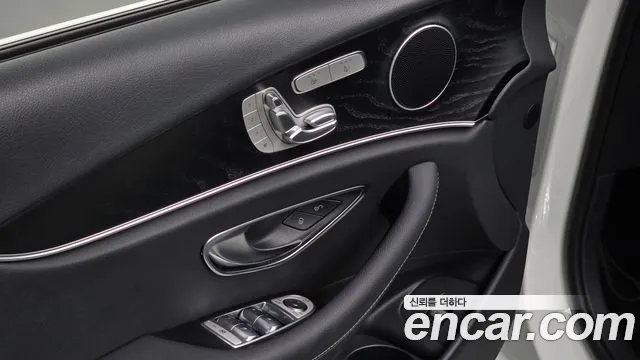 Mercedes-Benz E-Class 2023 — фото 16