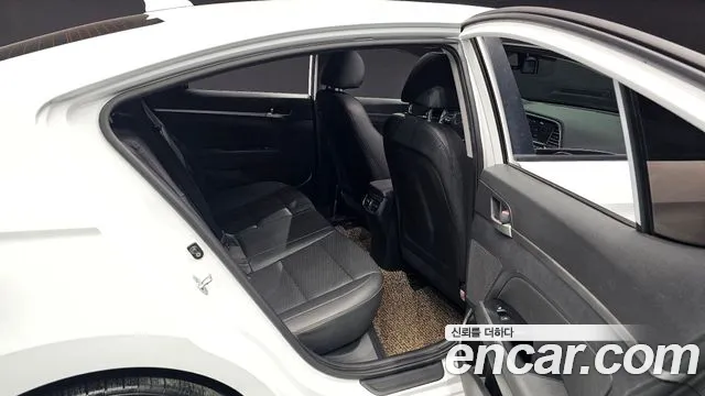 Hyundai AVANTE 2019 — фото 17