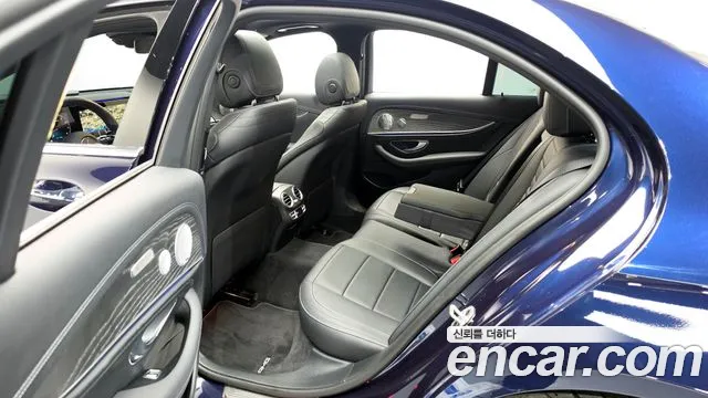 Mercedes-Benz E-Class 2021 — фото 17