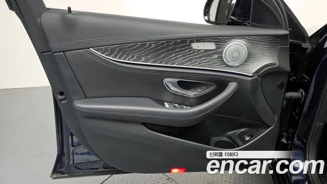 Mercedes-Benz E-Class 2021 — фото 14