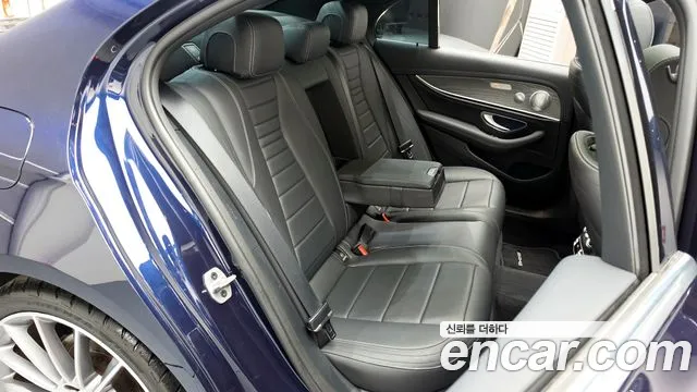 Mercedes-Benz E-Class 2021 — фото 16