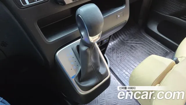 Hyundai Staria 2023 — фото 9