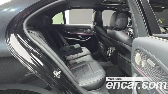 Mercedes-Benz E-Class 2022 — фото 18