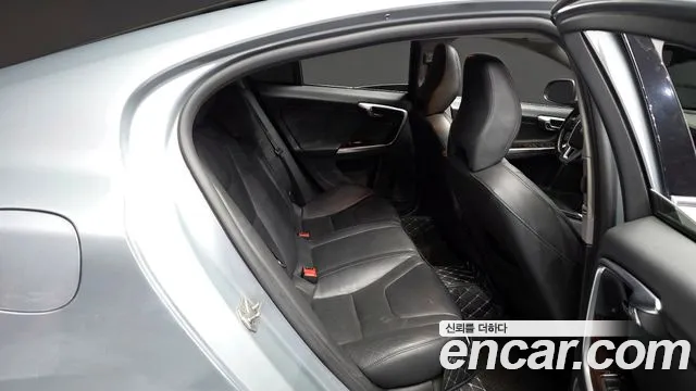 Volvo S60 2017 — фото 12
