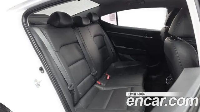 Hyundai AVANTE 2016 — фото 18