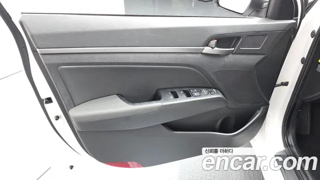 Hyundai AVANTE 2016 — фото 14