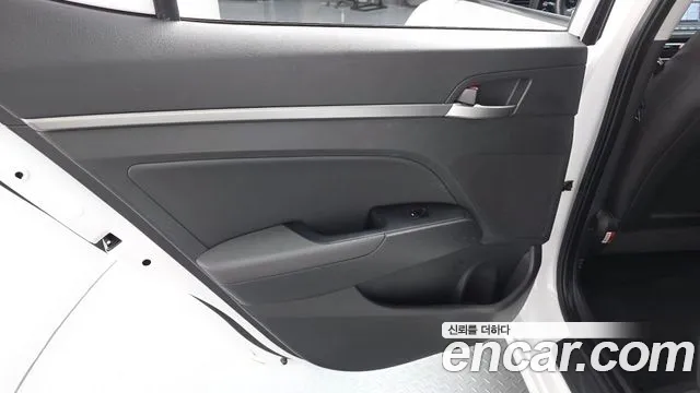 Hyundai AVANTE 2016 — фото 15