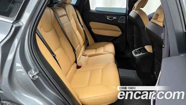 Volvo XC60 2021 — фото 12