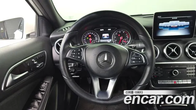 Mercedes-Benz A-Class 2018 — фото 13