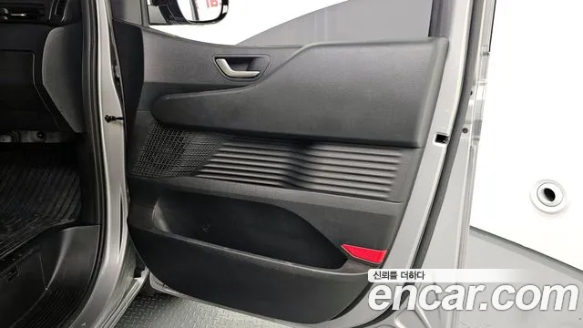 Hyundai Staria 2025 — фото 15