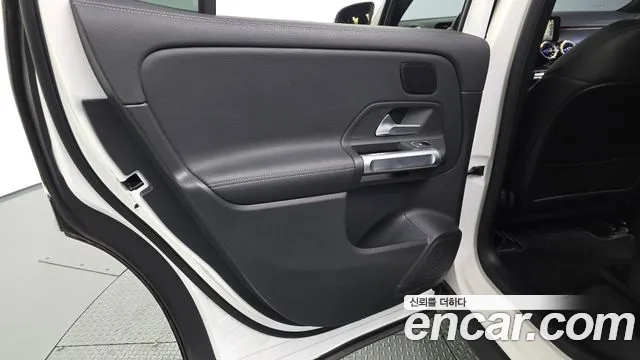 Mercedes-Benz EQB 2022 — фото 15