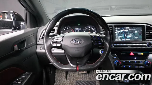 Hyundai AVANTE 2018 — фото 18