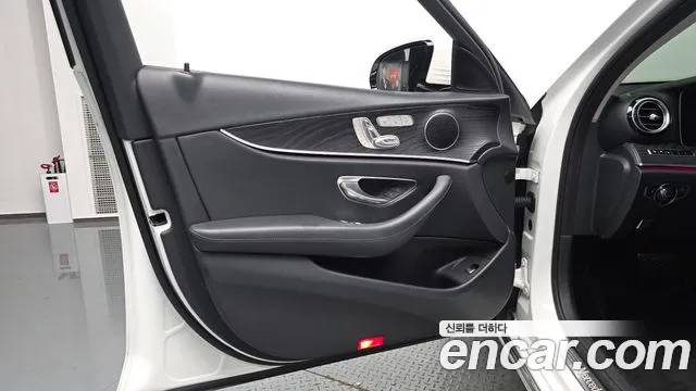Mercedes-Benz E-Class 2017 — фото 13
