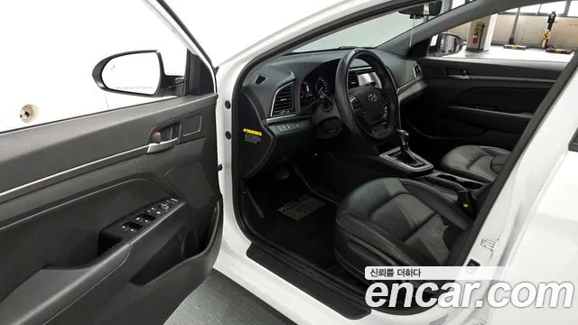 Hyundai AVANTE 2018 — фото 13
