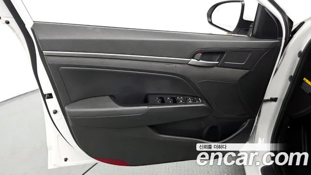 Hyundai AVANTE 2018 — фото 14